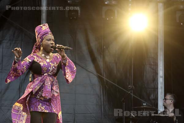 ANGELIQUE KIDJO - 2016-06-25 - PARIS - Hippodrome de Longchamp - Bagatelle - 